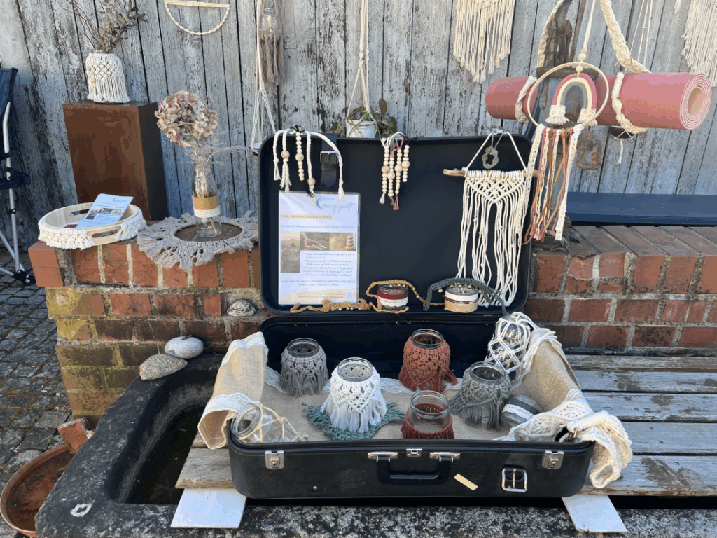 Selbstgeknüpfte Makrameewerke aus Passau von Babymobile über Blumenampeln bis hin zu Wandteppichen