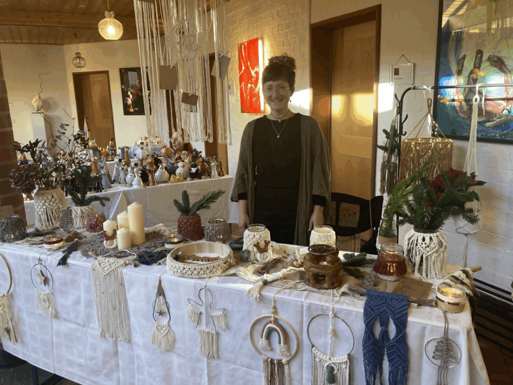 Selbstgeknüpfte Makrameewerke aus Passau von Babymobile über Blumenampeln bis hin zu Wandteppichen