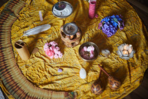 Klangmeditationen, geführte Meditation begleitet von Klängen (Klangreise und Klangbad) in Passau und Umgebung, begleitet von Harmonium und obertonreichen Instrumenten