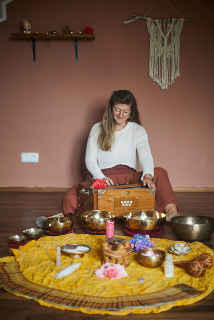 Meditationen begleitet von Klängen (Klangreise und Klangbad) in Passau und Umgebung, begleitet von Harmonium und obertonreichen Instrumenten