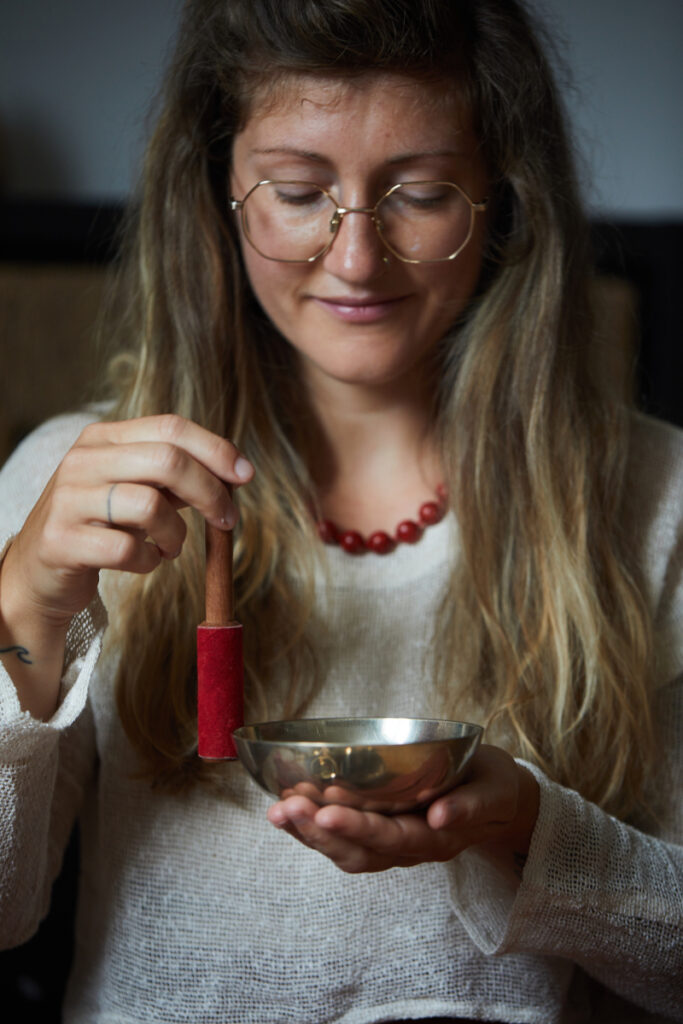 Klangmeditationen, geführte Meditation begleitet von Klängen (Klangreise und Klangbad) in Passau und Umgebung, begleitet von Harmonium und obertonreichen Instrumenten