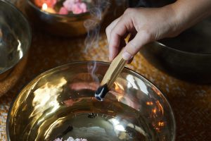 Energetische Hausreinigung mit Klangschalen und Räucherwerk, Palo Santo, Weißer Salbei, Lichtkegel im Raum Passau, Rottal-Inn, Deggendorf, Freyung-Grafenau