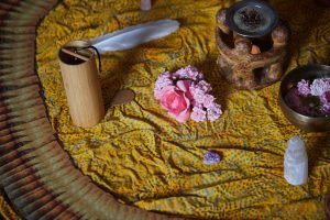Retreats, Klangmeditationen, geführte Meditation begleitet von Klängen (Klangreise und Klangbad) in Passau und Umgebung, begleitet von Harmonium und obertonreichen Instrumenten